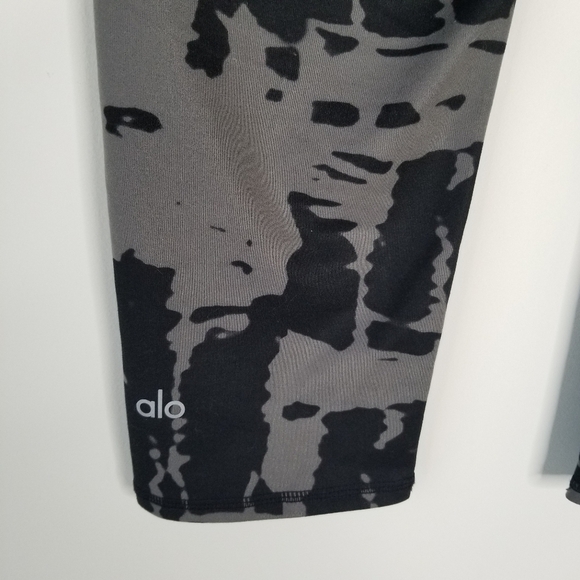 Alo Yoga High Waist Airbrush Tie Dye Capri Leggings Size S Black Gray - Picture 3 of 12